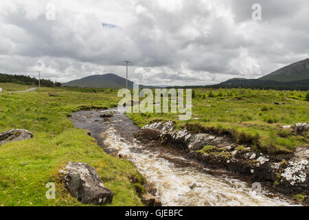 Vue de rivière et collines dans le Connemara en Irlande Banque D'Images