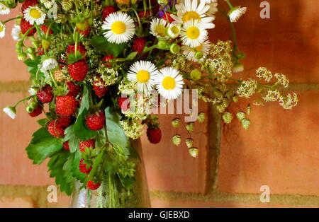 Bouquet de fraises sauvages et de fleurs des prés. Les petits fruits de saison et des plantes. Banque D'Images