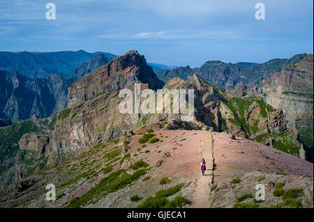 Groupe de touristes sur le Pico do Arieiro et Ruivo à vélo Banque D'Images