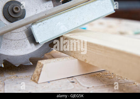 Close-up de planche en bois de coupe scie circulaire Banque D'Images