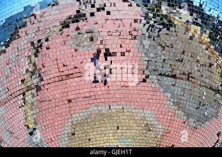 La Boule à carreaux de mosaïque sur la promenade de Blackpool Banque D'Images