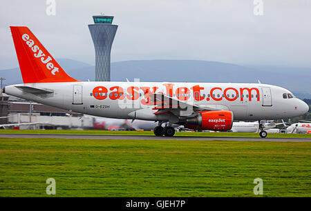 Easyjet. (Airbus A319-111) avion au décollage.UK Banque D'Images