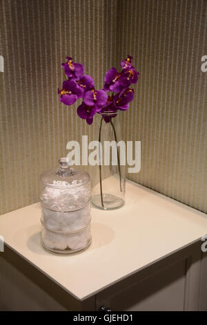 Glass Vase de fleurs sur une petite table blanche Banque D'Images
