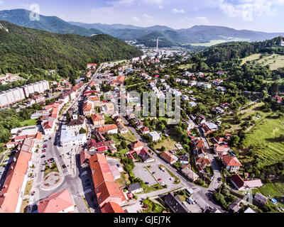 Vue aérienne de la petite ville, avec des collines, la Slovaquie. Banque D'Images