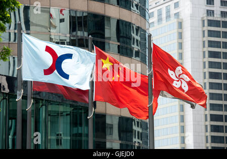 Hong Kong, Hong Kong SAR, Chine. 8 août 2016.La HKEX drapeau (L) vole à côté du pavillon de la Chine et Hong Kong Banque D'Images