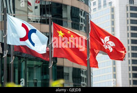 Hong Kong, Hong Kong SAR, Chine. 8 août 2016.La HKEX drapeau (L) vole à côté du pavillon de la Chine et Hong Kong Banque D'Images