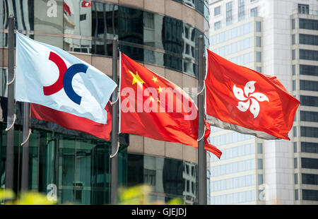 Hong Kong, Hong Kong SAR, Chine. 8 août 2016.La HKEX drapeau (L) vole à côté du pavillon de la Chine et Hong Kong Banque D'Images