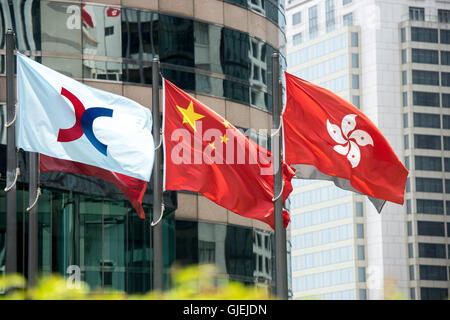 Hong Kong, Hong Kong SAR, Chine. 8 août 2016.La HKEX drapeau (L) vole à côté du pavillon de la Chine et Hong Kong Banque D'Images