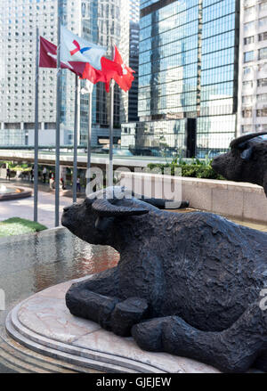 Hong Kong, Hong Kong SAR, Chine. 8 août 2016.La HKEX drapeau (L) vole à côté du pavillon de la Chine et Hong Kong Banque D'Images