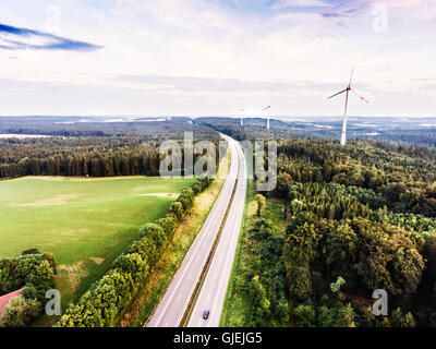 L'autoroute en vert forêt, moulins à vent, ciel nuageux. Pays-bas Banque D'Images