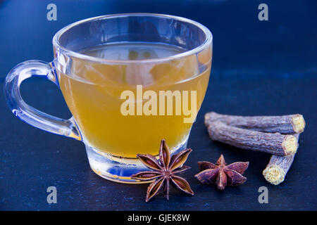 Tisane à la badiane et de la réglisse sur un sol en ardoise Banque D'Images