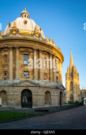 Soir sur Radcliffe Camera et spire de Saint Marys, Oxford, Oxfordshire, Angleterre Banque D'Images