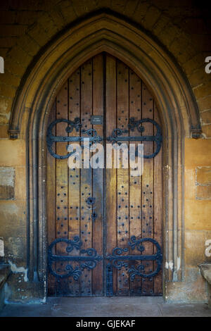 Porte en bois à l'entrée de l'église paroissiale Saint Edwards, Stow-on-the-Wold, Gloucestershire, Angleterre Banque D'Images