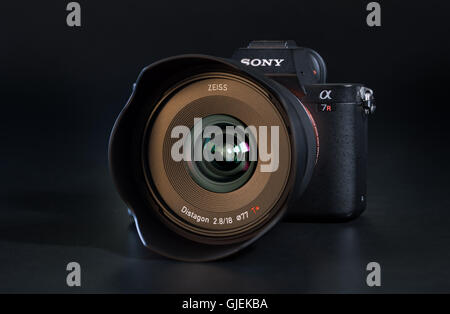 BERLIN, ALLEMAGNE - 06 juin 2016 : a7R Sony Alpha II-focalisation rapide Mirrorless et 4K-appareil photo numérique avec prise de vue ZEISS Batis 2.8/ Banque D'Images