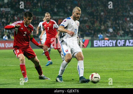 L'attaquant slovaque Adam Nemec (droite) avec la balle derrière lui, Stanislav Levante pendant l'Euro 2016 contre la Biélorussie qualificatif Slovaquie 0-1. Banque D'Images