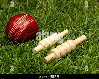 Cricket Ball en cuir rouge avec boites Banque D'Images