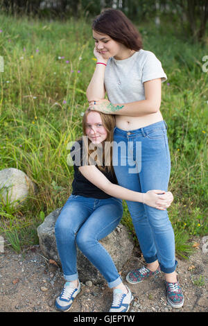 Deux adolescentes sont meilleurs amis hugging at la clairière. Banque D'Images