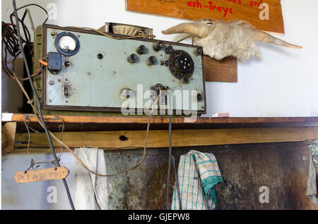 Radio à ondes courtes dans les pays de grande cabane de bergers, d'oie, le Museau plat, Clarence River, South Island, New Zealand Banque D'Images