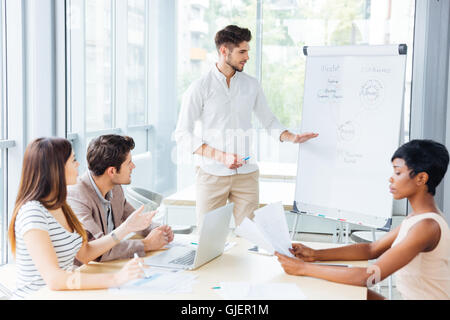 Les gestionnaires de groupe de confiance positif discuter Présentation de nouveau projet et using laptop in office Banque D'Images