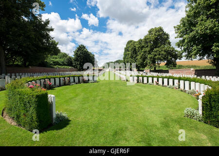 Une vue générale d'Ancre British Cemetery, Beaumont-Hamel, Picardie, France avec la Croix du Sacrifice dans la distance. Banque D'Images