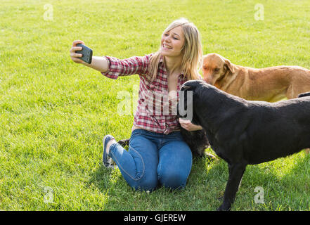 Prendre une fille avec son chien selfies Banque D'Images