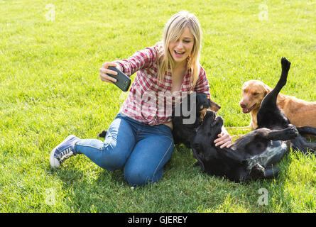 Prendre une fille avec son chien selfies Banque D'Images