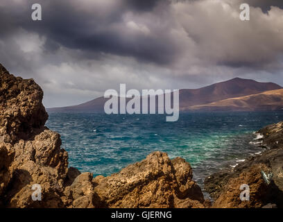 Les nuages orageux sur la côte de Lanzarote comme vu du port de Puerto del Carmen à Lanzarote, îles Canaries, Espagne Banque D'Images