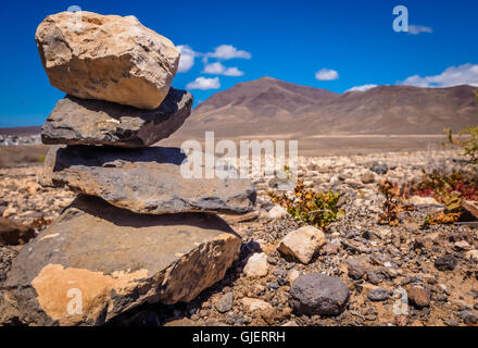 Tas de pierres sur le sol avec le Pico de Redondo volcan et le paysage du sud de Lanzarote dans les Canaries, l'arrière-plan Banque D'Images