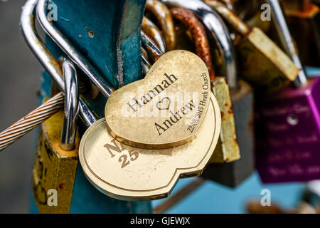 Cadenas en forme de coeur avec message gravé Derbyshire en Angleterre Banque D'Images