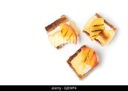 Apéritif avec canapés, brie grillé et plaqué nectarine isolated on white Banque D'Images