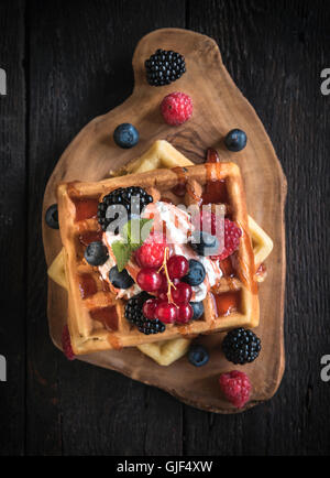 Belgique gaufres traditionnelles avec des fruits et de la crème glacée sur fond de bois, selective focus Banque D'Images