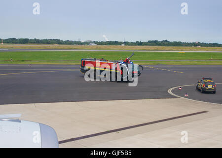 DUSSELDORF - 22 juillet 2016 : Singapore Airlines Airbus A350 vol inaugural canon eau salute Banque D'Images