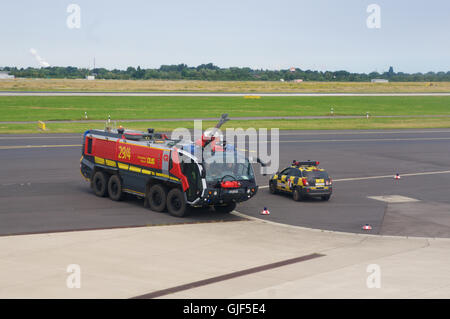 DUSSELDORF - 22 juillet 2016 : Singapore Airlines Airbus A350 vol inaugural canon eau salute Banque D'Images