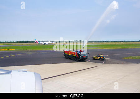 DUSSELDORF - 22 juillet 2016 : Singapore Airlines Airbus A350 vol inaugural canon eau salute Banque D'Images