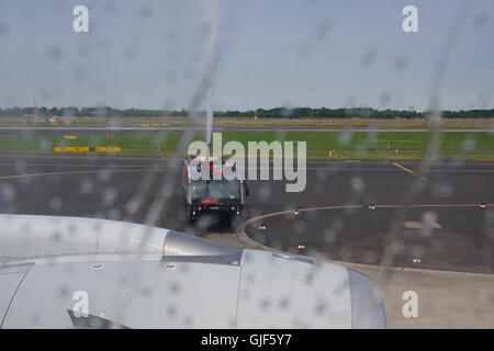 DUSSELDORF - 22 juillet 2016 : Singapore Airlines Airbus A350 vol inaugural canon eau salute Banque D'Images