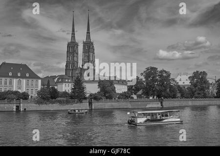 Les bateaux de plaisance sur l'Oder près de Ostrow Tumski Wroclaw Pologne Basse-silésie Cathédrale St Jean le Baptiste Banque D'Images