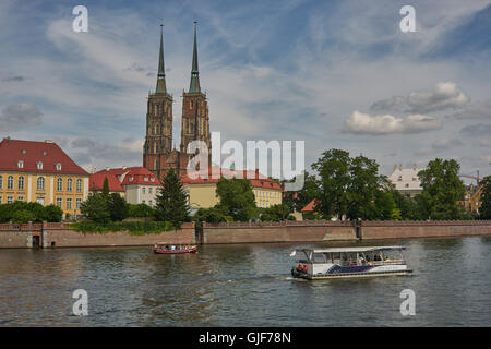 Les bateaux de plaisance sur l'Oder près de Ostrow Tumski Wroclaw Pologne Basse-silésie Cathédrale St Jean le Baptiste Banque D'Images