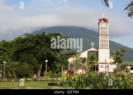 L'église et le volcan Arenal, la Fortuna, ville de la province d'Alajuela Costa Rica Banque D'Images