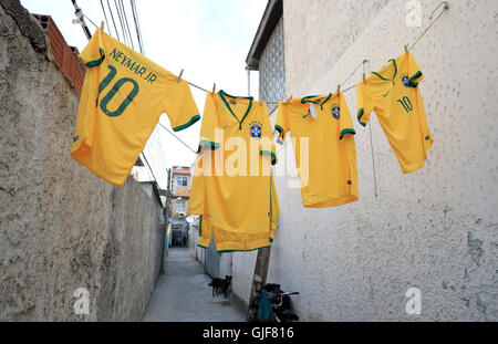 Brésil shirts hang out to dry à Rio de Janeiro lors de la dixième journée de la Jeux Olympiques de Rio, au Brésil. Banque D'Images