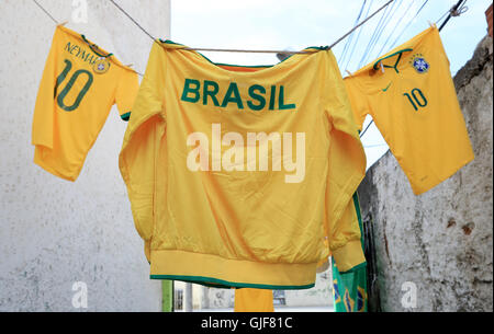 Brésil shirts hang out to dry à Rio de Janeiro lors de la dixième journée de la Jeux Olympiques de Rio, au Brésil. Banque D'Images