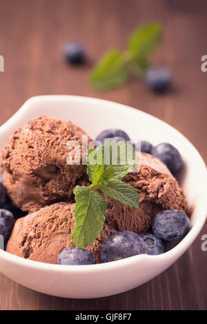 Glace au chocolat avec des bleuets Banque D'Images