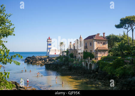 CASCAIS, PORTUGAL - 15 juillet 2016 : Le Farol de Santa Marta et la Casa de Santa Maria à Cascais, une ville côtière portugaise 30 Banque D'Images