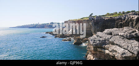 Boca do Inferno (le portugais dans la bouche de l'Enfer) est un gouffre situé dans la station de falaises près de Cascais, District de Lisbonne, por Banque D'Images