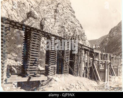 SERVICE D'ACTUALITÉS ET DE FONCTIONNALITÉS AJAX. 1901. WILLOWMORE (NEAR), CAPE MIDLANDS (AFRIQUE DU SUD). - LES TRAVAILLEURS DEBOUT SUR LA STRUCTURE FERROVIAIRE DU VIADUC EN BOIS. PHOTOGRAPHE:INCONNU © IMAGE NUMÉRIQUE COPYRIGHT BIBLIOTHÈQUE D'IMAGES VINTAGE AJAX SOURCE : COLLECTION D'IMAGES VINTAGE AJAX REF:WILLOWMORE LS 2 Banque D'Images