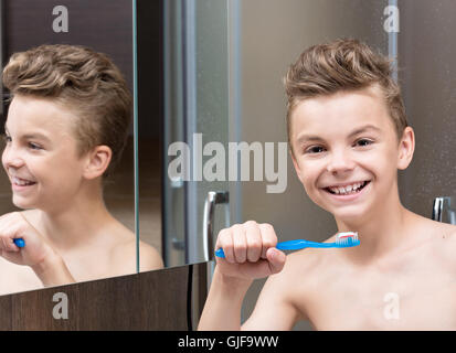 Teen boy se brosser les dents Banque D'Images