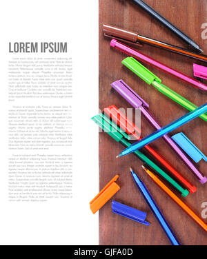 Des plumes colorées sur planche en bois Banque D'Images