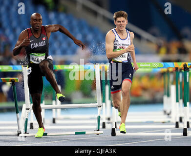 Lawrence Clarke (à droite), en Grande-Bretagne, en action pendant les épreuves du 110m haies des hommes au stade olympique le dixième jour des Jeux Olympiques de Rio, au Brésil. Date de la photo: Lundi 15 août 2016. Le crédit photo devrait se lire: Martin Rickett/PA Wire. Banque D'Images