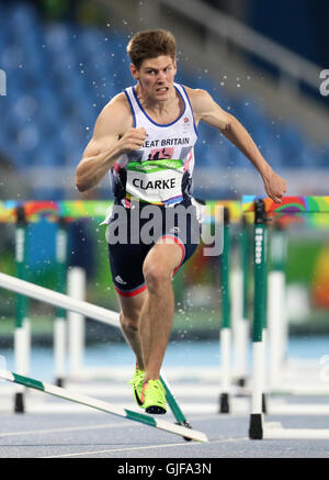 Lawrence Clarke, en Grande-Bretagne, en action pendant les épreuves du 110m haies des hommes au stade olympique le dixième jour des Jeux Olympiques de Rio, au Brésil. Date de la photo: Lundi 15 août 2016. Le crédit photo devrait se lire: Martin Rickett/PA Wire. Banque D'Images
