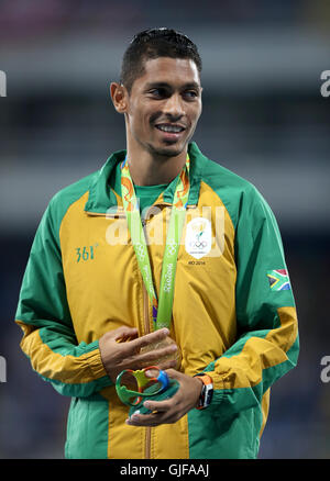 Wayde de l'Afrique du Sud van Niekerk avec sa médaille d'or après avoir remporté la finale du 400 mètres lors de la dixième journée de la Jeux Olympiques de Rio, au Brésil. Photo date : lundi 15 août 2016. Crédit photo doit se lire : Mike Egerton/PA Wire. Utilisez UNIQUEMENT ÉDITORIALE Banque D'Images