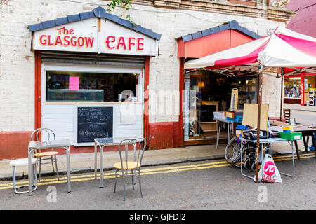 Petit café et boutique de biens d'occasion, le marché aux puces de Barras, Glasgow, Écosse, Royaume-Uni Banque D'Images